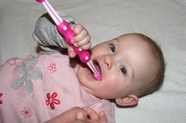 Zähne putzen mit der MAM Training Brush