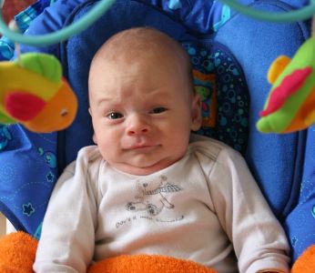 Baby schaut eigenartig