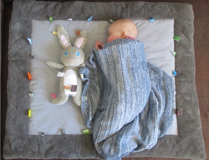 Baby auf der Spieldecke