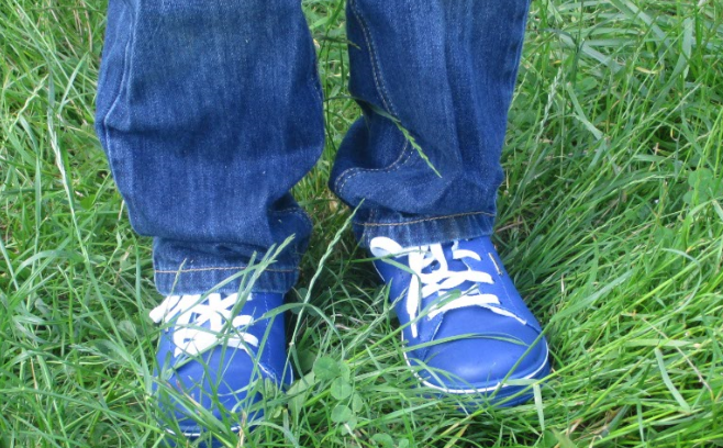 blaue Kinderturnschuhe Wiese