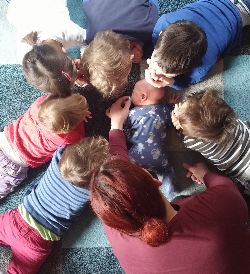 sieben Kinder Mama sechs Kinder und Baby Familienfoto